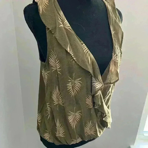 A. New day olive floral top women’s XS NWT - Picture 2 of 6